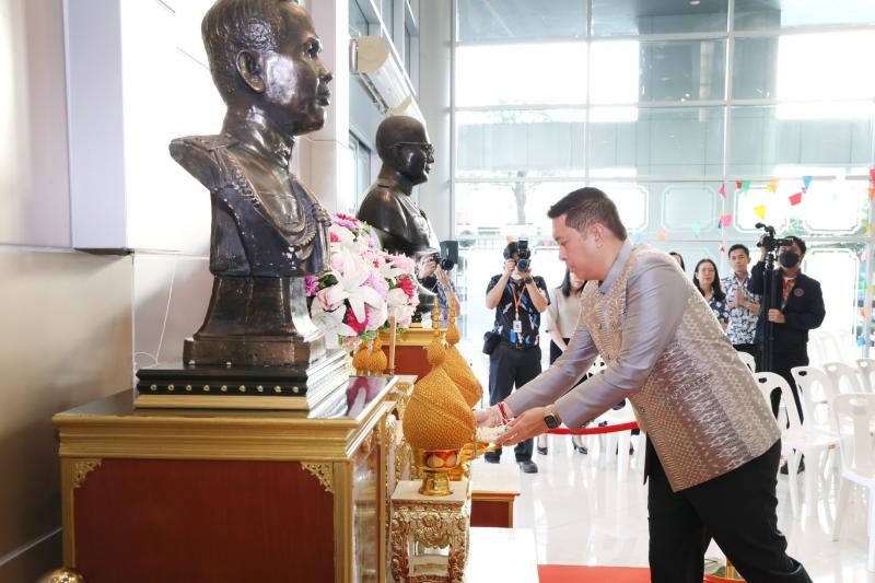 รมว.พม. ทำบุญตักบา�