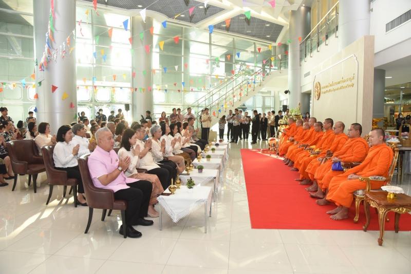 รมว.พม. ทำบุญตักบา�