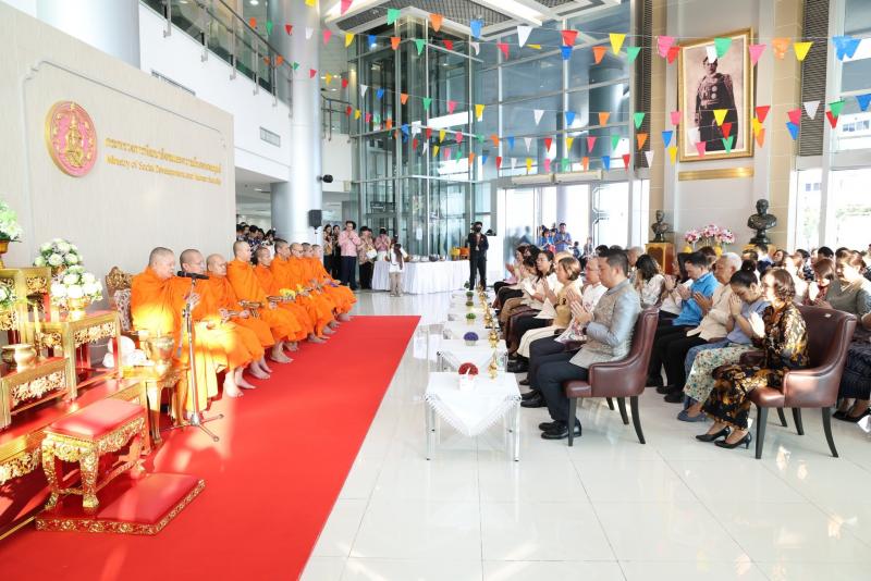 รมว.พม. ทำบุญตักบา�