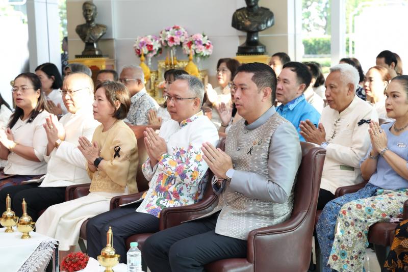 รมว.พม. ทำบุญตักบา�
