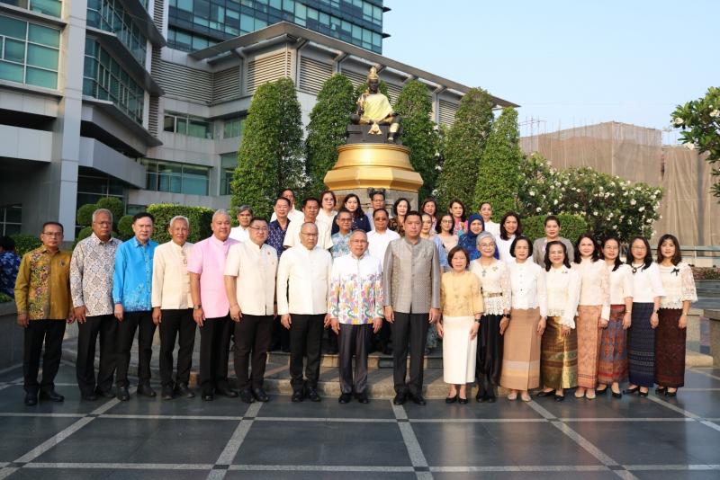 รมว.พม. ทำบุญตักบา�