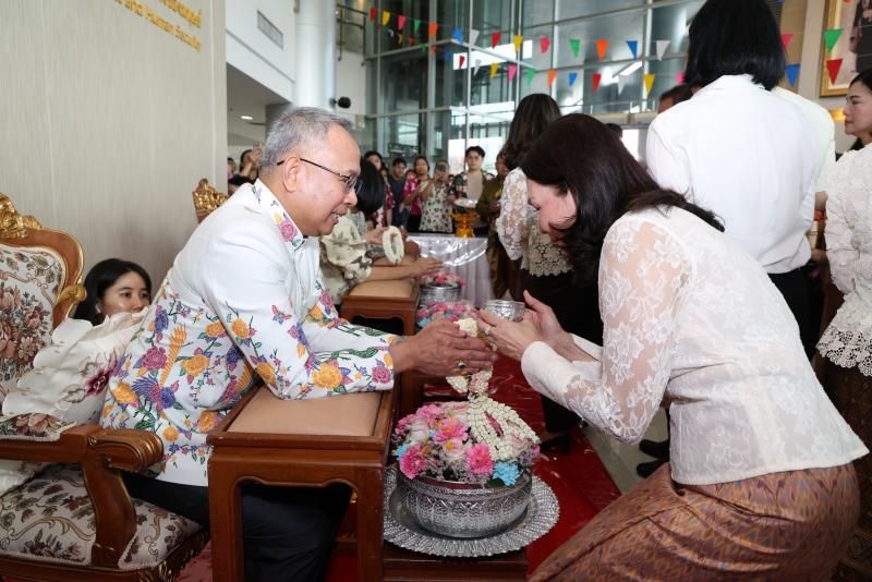 ปลัด พม. ให้คณะผู้�
