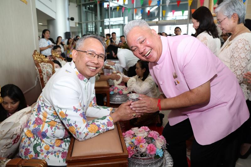 ปลัด พม. ให้คณะผู้�