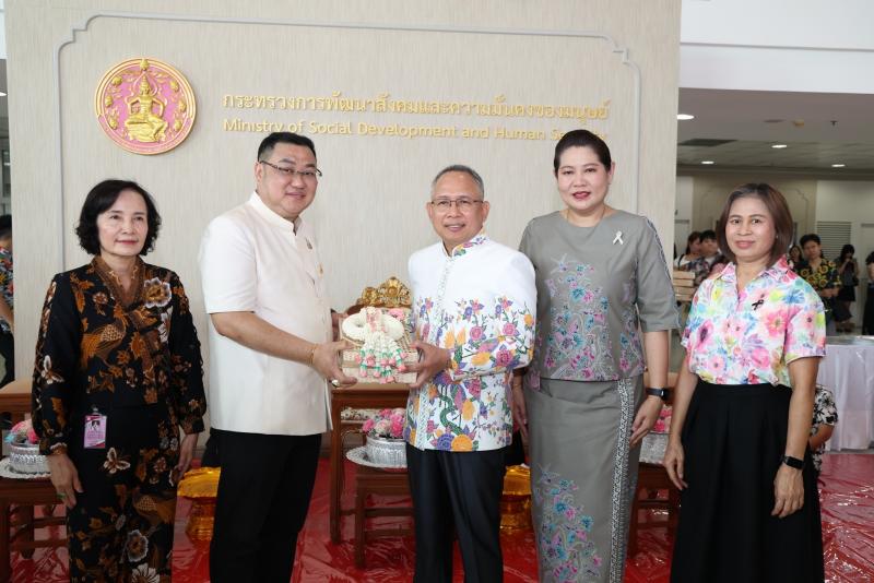 ปลัด พม. ให้คณะผู้�