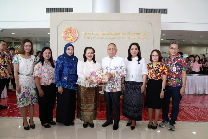 ปลัด พม. ให้คณะผู้�