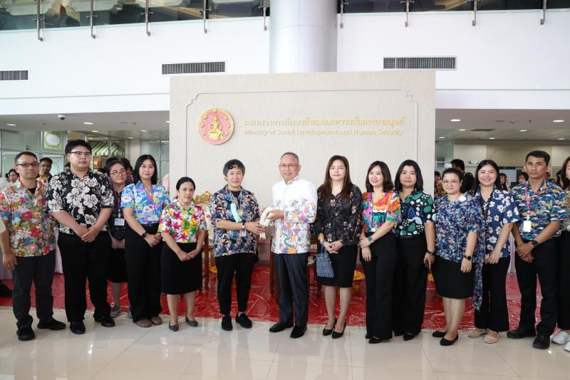 ปลัด พม. ให้คณะผู้�