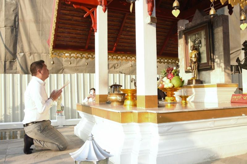 รมว.พม. สักการะสิ่�