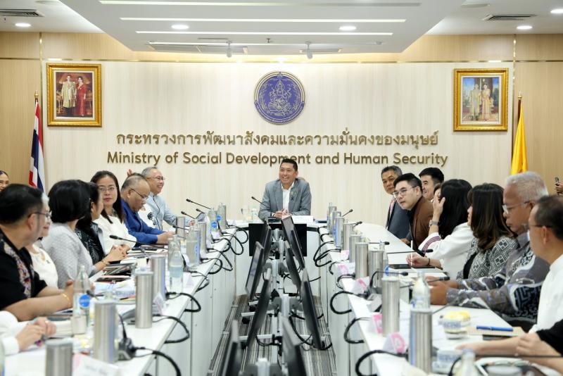รมว.พม. สักการะสิ่�