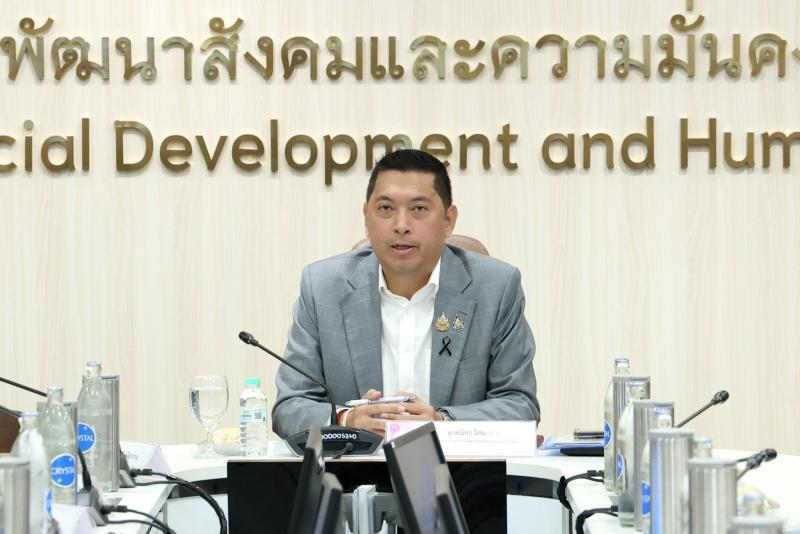 รมว.พม. สักการะสิ่�
