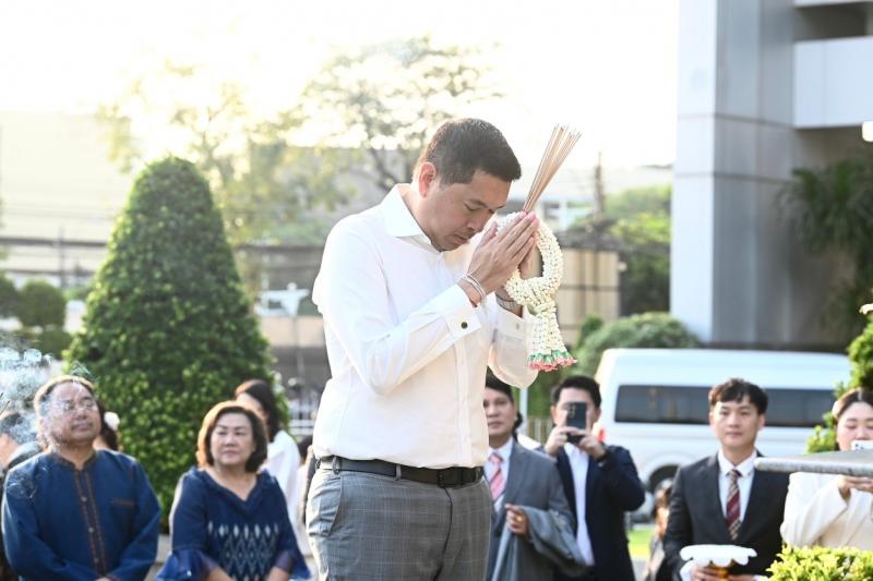 รมว.พม. สักการะสิ่�