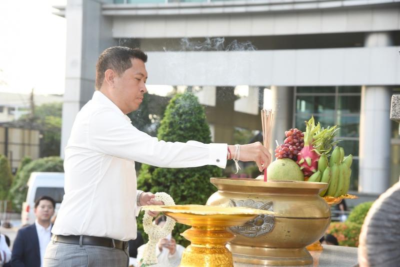 รมว.พม. สักการะสิ่�