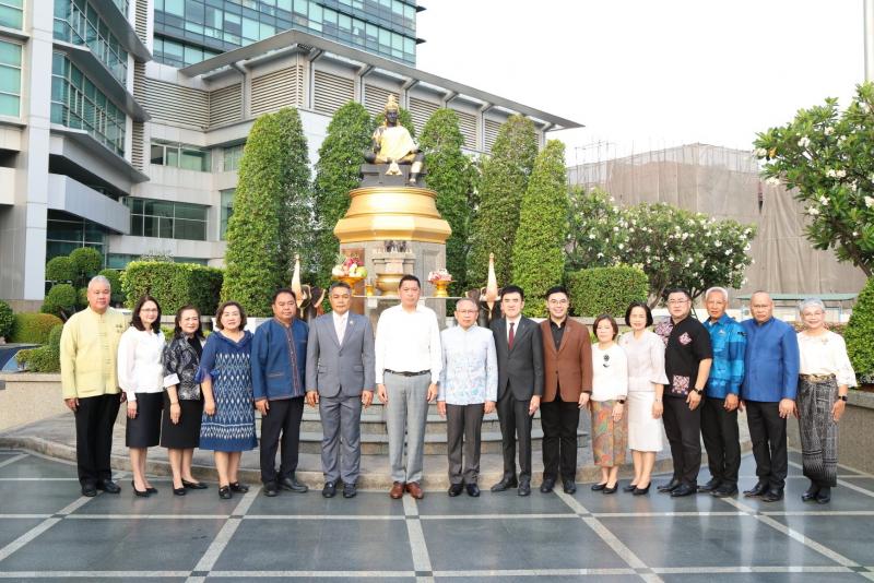 รมว.พม. สักการะสิ่�