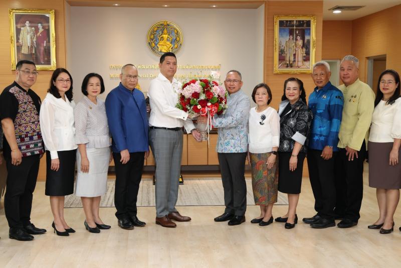 รมว.พม. สักการะสิ่�