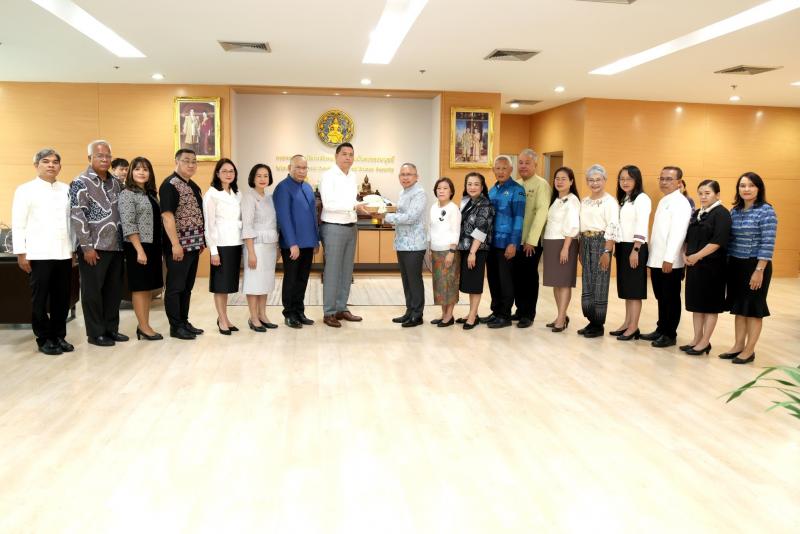 รมว.พม. สักการะสิ่�