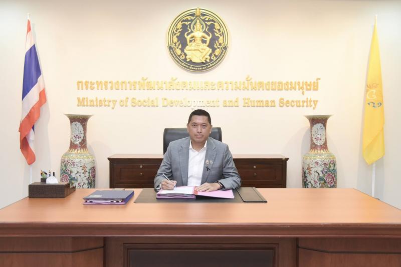 รมว.พม. สักการะสิ่�