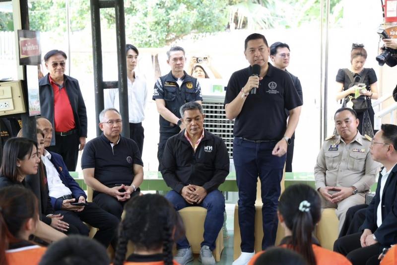 รมว.พม. ลงพื้นที่จ�