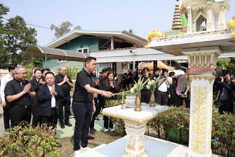 รมว.พม. ลงพื้นที่จ�