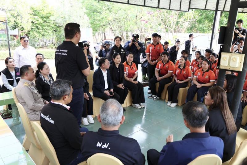รมว.พม. ลงพื้นที่จ�