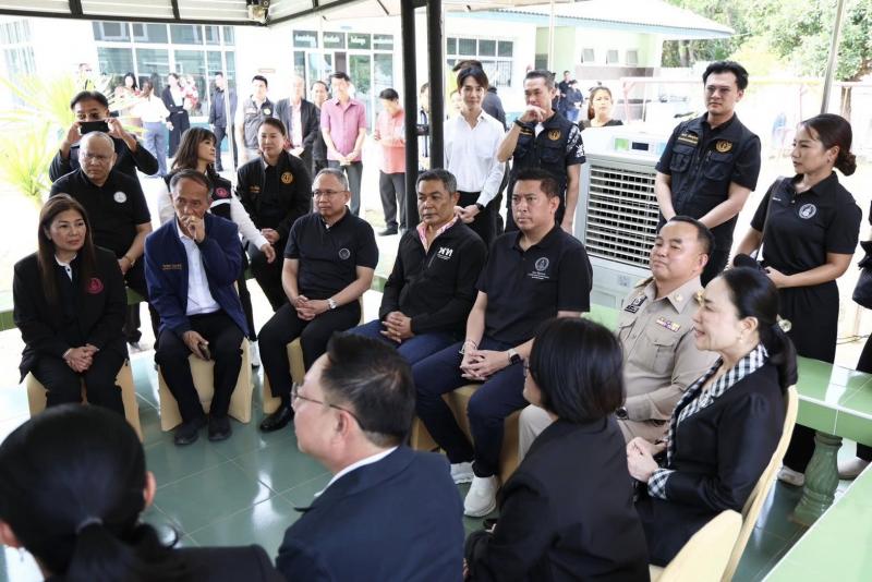 รมว.พม. ลงพื้นที่จ�