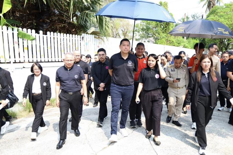 รมว.พม. ลงพื้นที่จ�