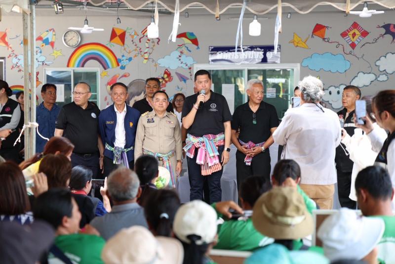รมว.พม. ลงพื้นที่จ�