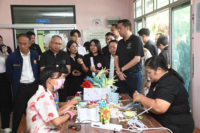 "นิกร" รมว.พม. นำ�
